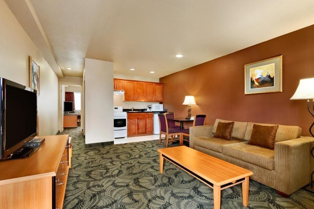 Poco Inn And Suites Hotel And Conference Center Port Coquitlam Esterno foto