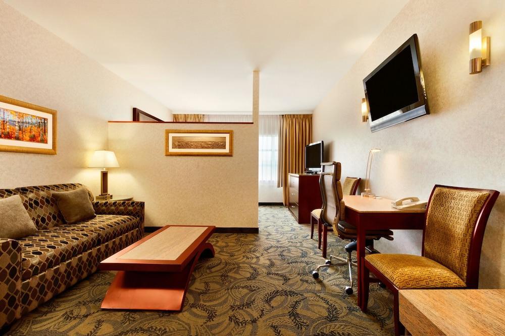 Poco Inn And Suites Hotel And Conference Center Port Coquitlam Esterno foto