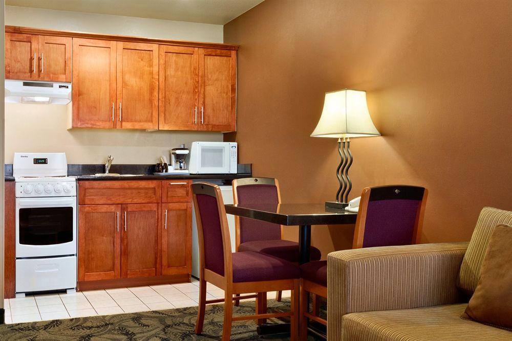 Poco Inn And Suites Hotel And Conference Center Port Coquitlam Esterno foto