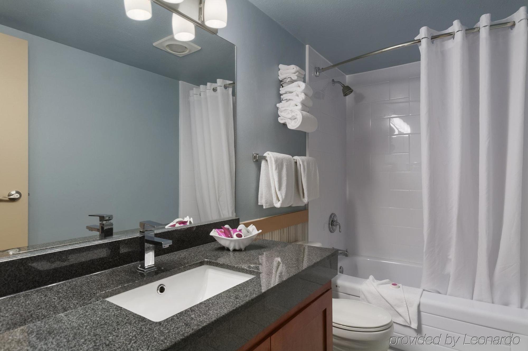 Poco Inn And Suites Hotel And Conference Center Port Coquitlam Esterno foto