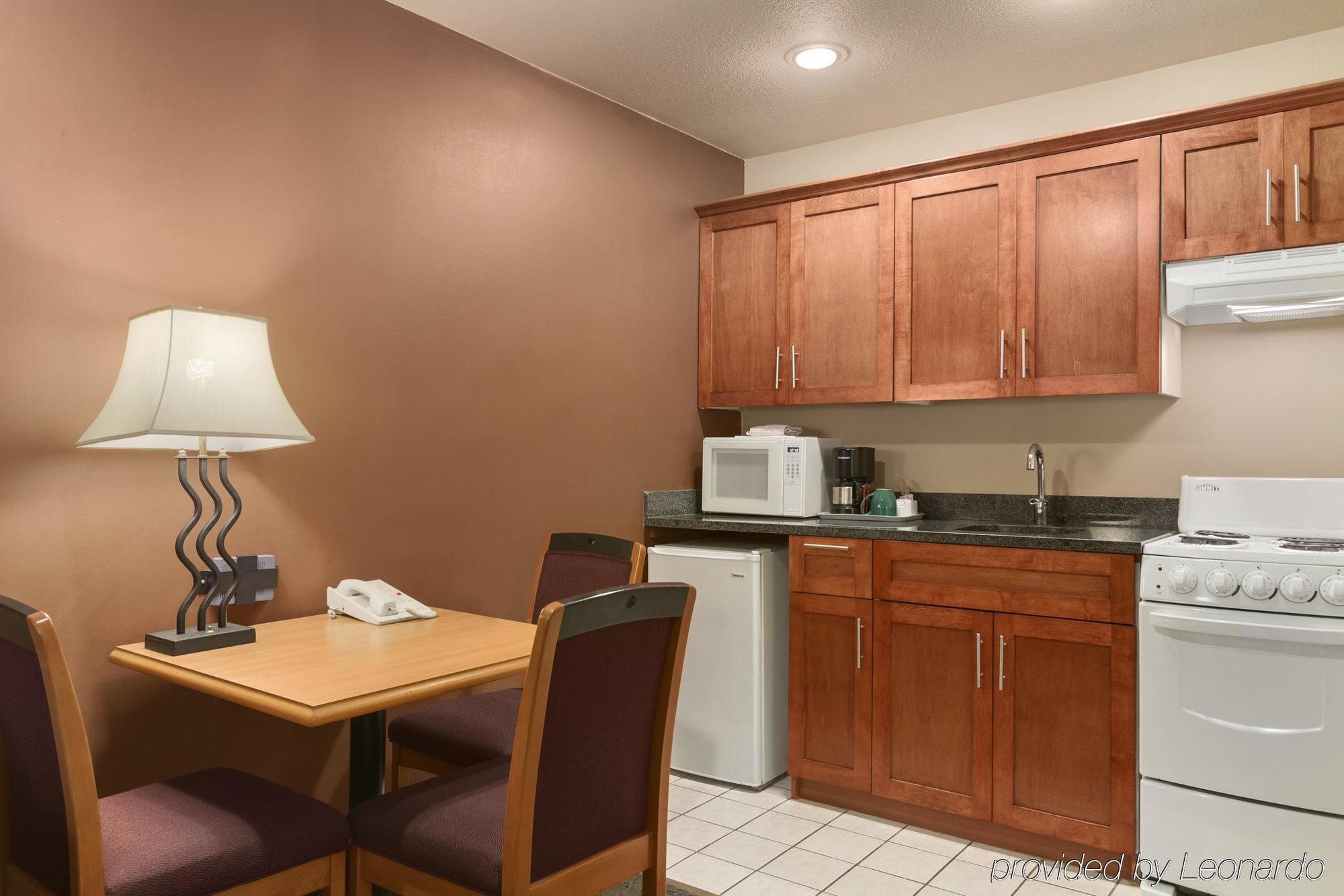 Poco Inn And Suites Hotel And Conference Center Port Coquitlam Esterno foto