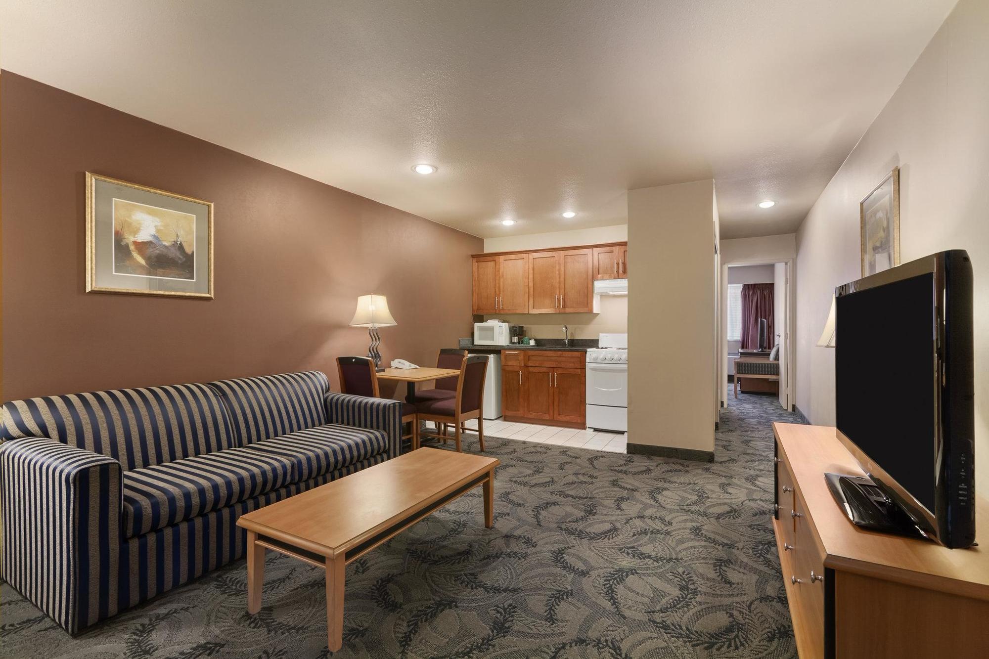 Poco Inn And Suites Hotel And Conference Center Port Coquitlam Esterno foto