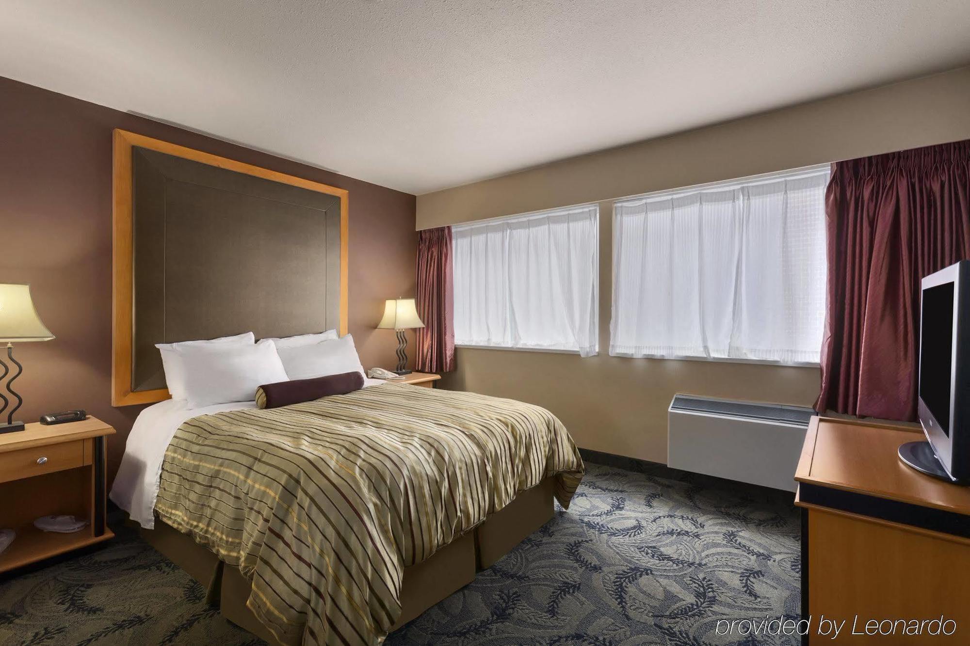 Poco Inn And Suites Hotel And Conference Center Port Coquitlam Esterno foto