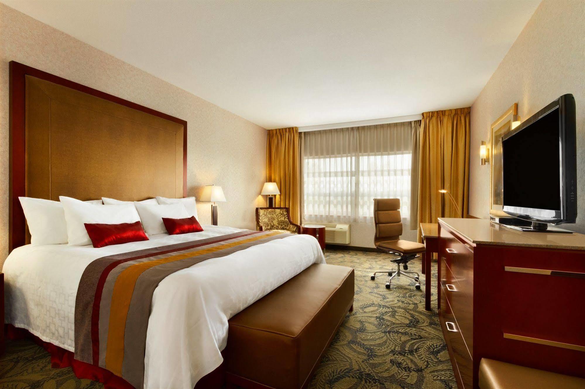 Poco Inn And Suites Hotel And Conference Center Port Coquitlam Esterno foto