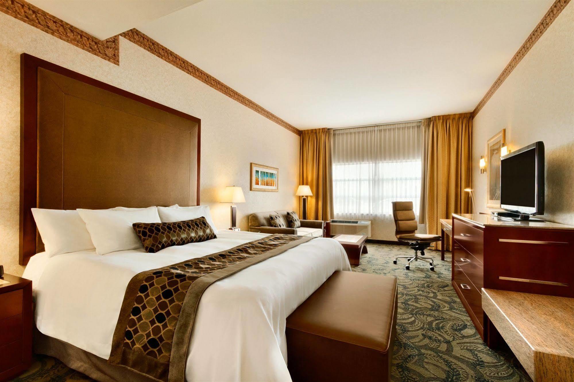 Poco Inn And Suites Hotel And Conference Center Port Coquitlam Esterno foto