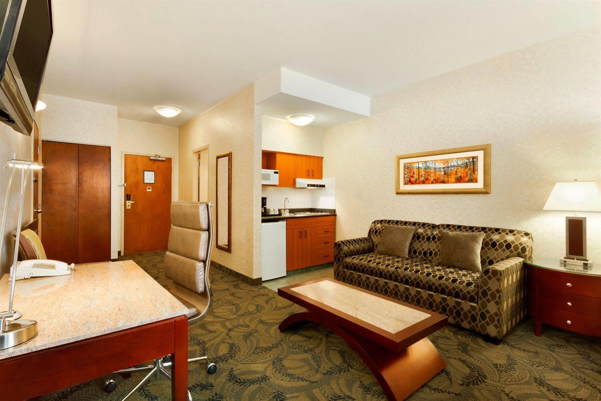 Poco Inn And Suites Hotel And Conference Center Port Coquitlam Esterno foto